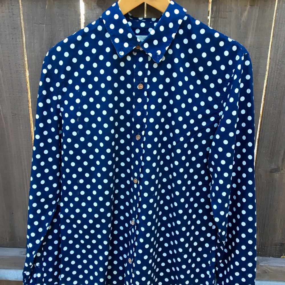 Men’s polka dotted button up shirt in blue